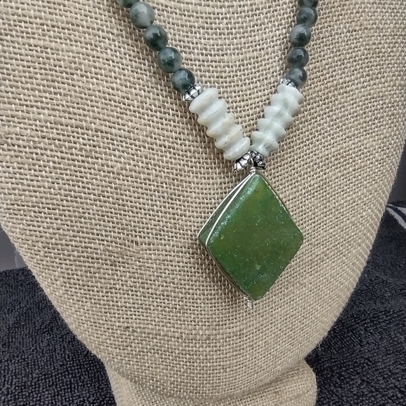 Handmade Vintage Jade and Green Bead Necklace - Picture 4 of 7